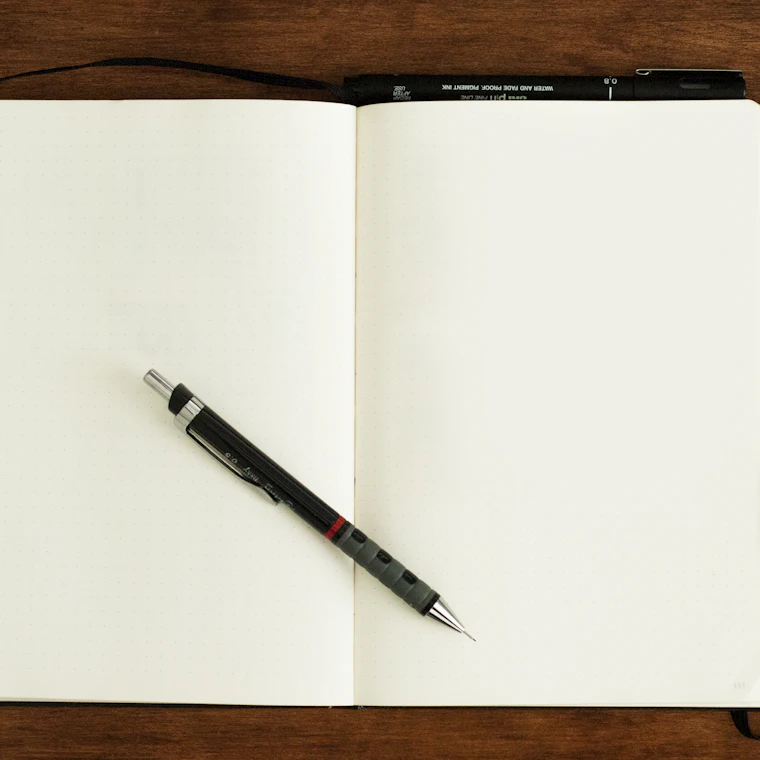 Un quaderno aperto con una penna