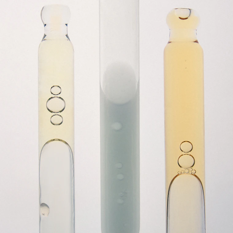 Provette con formule cosmetiche di diverse consistenze