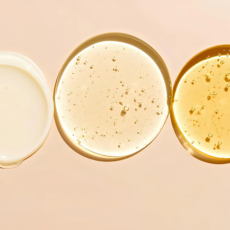 Gocce di sieri e gel cosmetici di diverse consistenze