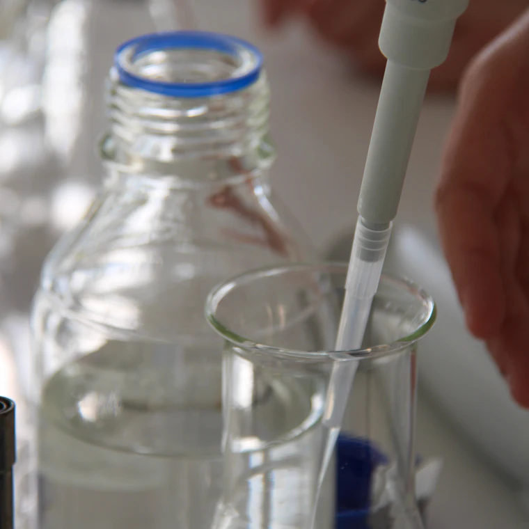Una pipetta che preleva un campione in laboratorio
