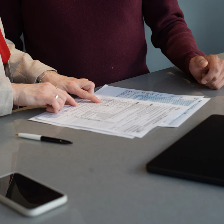 Due persone che controllano dei documenti
