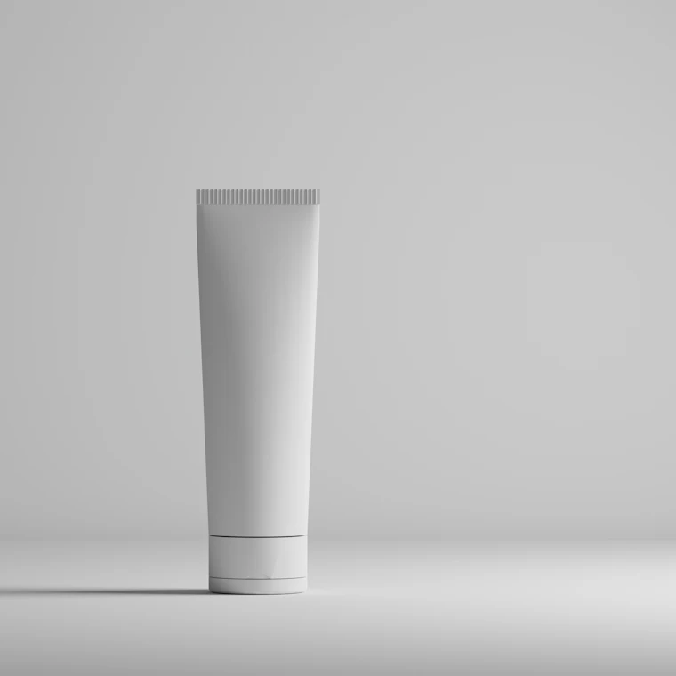 Un tubetto bianco su fondo grigio chiaro