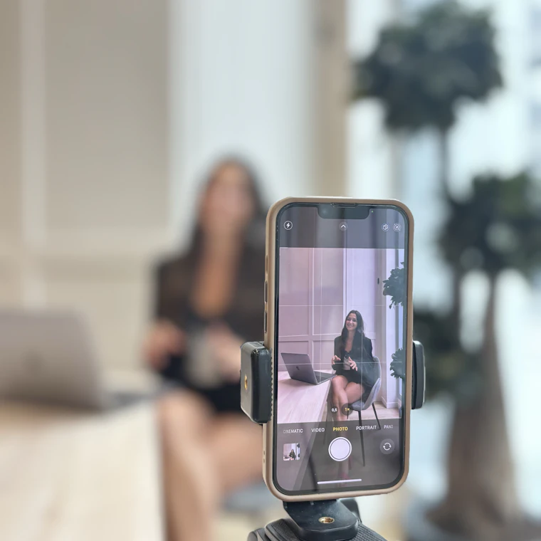 Uno smartphone su treppiede che riprende una creator