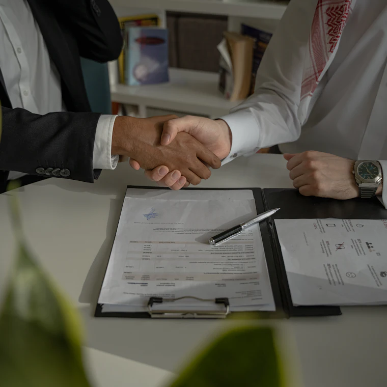 Firma di documenti con una stretta di mano