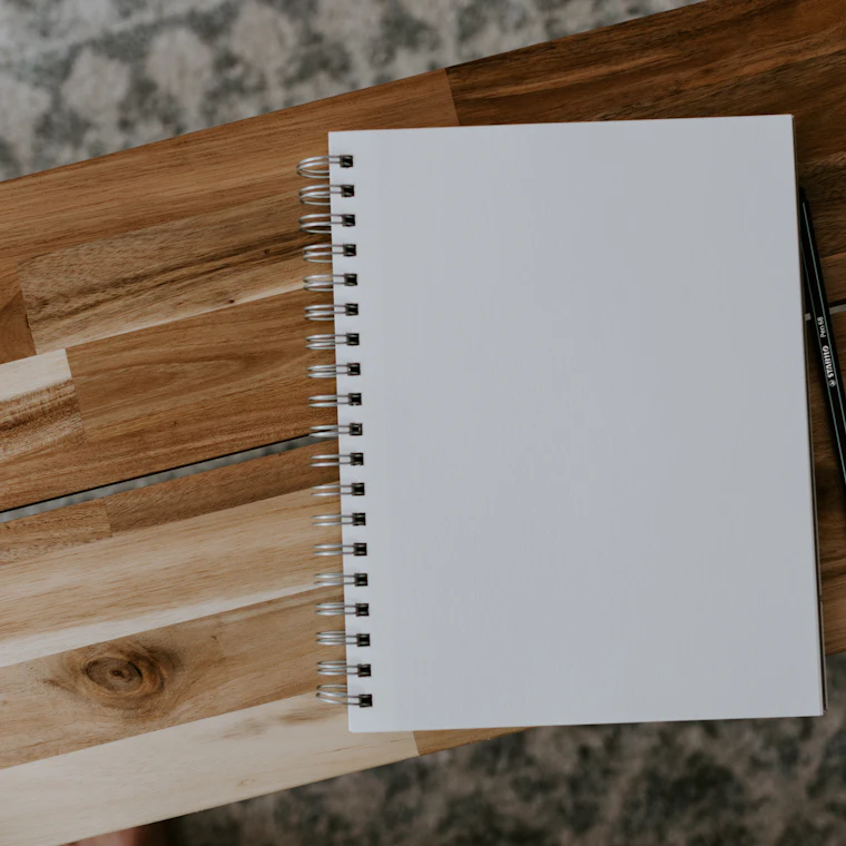 Un quaderno a spirale su un tavolo di legno