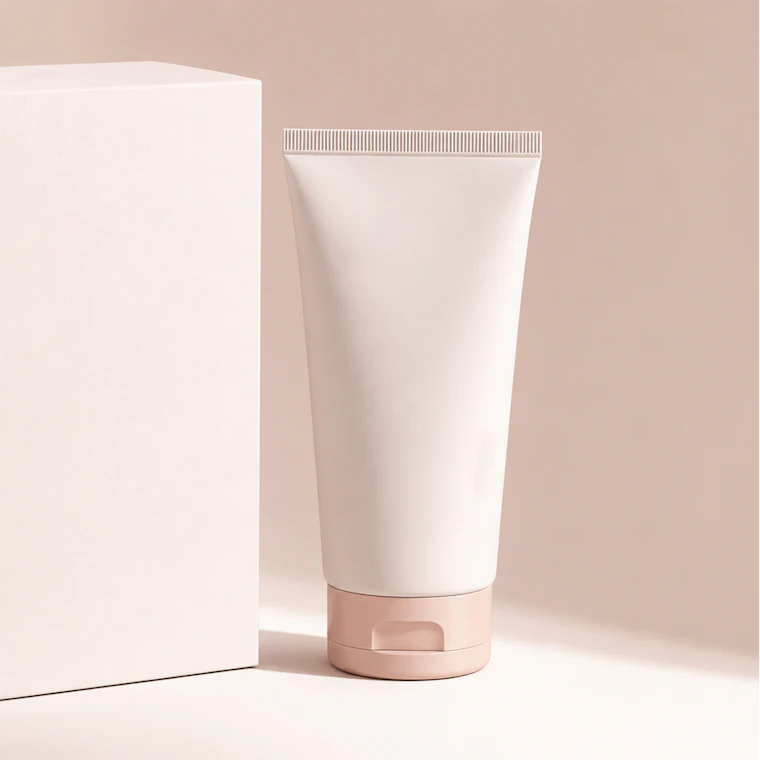 Un astuccio e un tubetto di crema senza marchio
