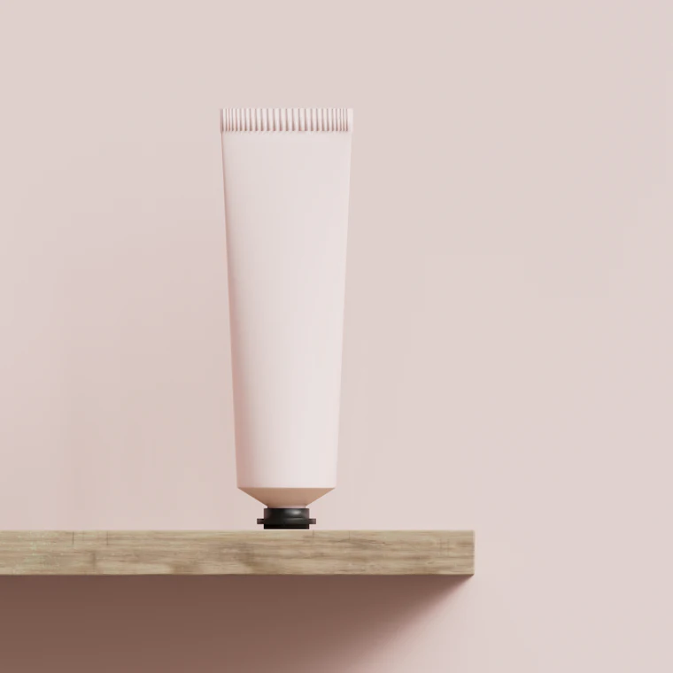 Un tubetto di crema su una mensola