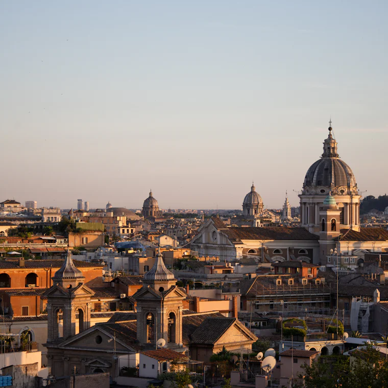 Veduta di Roma con le cupole al tramonto