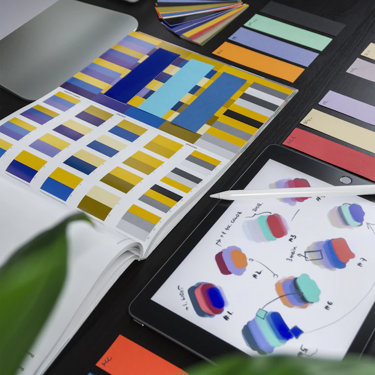 Campioni di colore e un tablet per la grafica